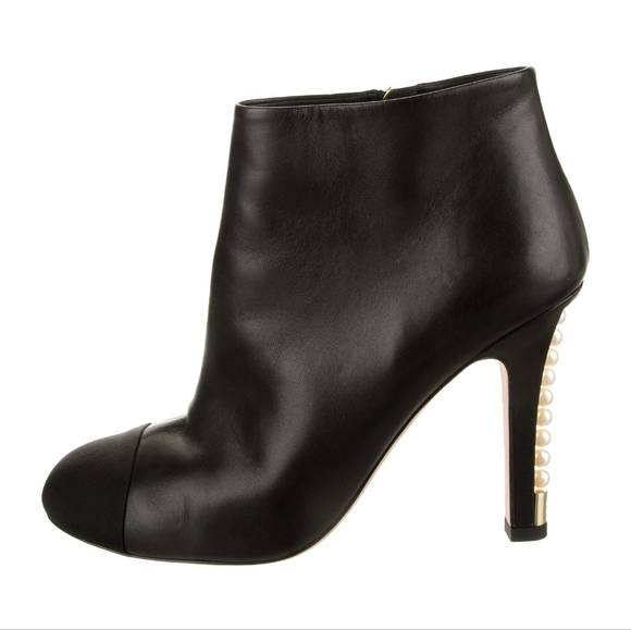 Chanel Size 37 Black Leather Cap Toe Ankle Boots Pearl Logo CC Celebrity - Picture 1 of 16